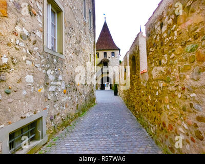 Schaffhausen, Schweiz - Der Blick auf Schloss Schloss Laufen, Terrasse, Turm. Stockfoto