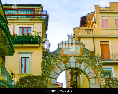 Blick über die Straße in Taormina, Sizilien, Italien, Europa Stockfoto