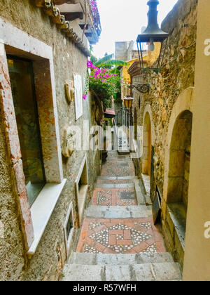 Blick über die Straße in Taormina, Sizilien, Italien, Europa Stockfoto