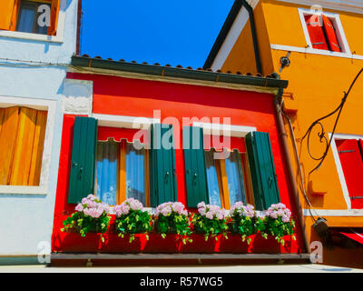 Burano, Venedig, Italien, 10. Mai 2014: Bunte alte Häuser auf der Insel Stockfoto