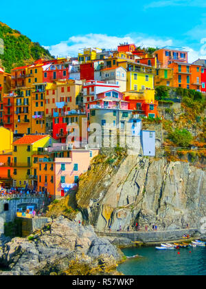 Bunte traditionelle Häuser auf einem Felsen über dem Mittelmeer, Manarola, Cinque Terre, Italien Stockfoto