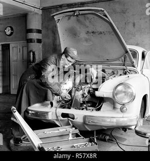 Finnland Geschichte - ein Schüler von Ammatienedistämislaitos Berufsschule eine praktische Arbeit Zuordnung in der Werkstatt der Schule. Ca. 1940 s oder 1950 s Stockfoto