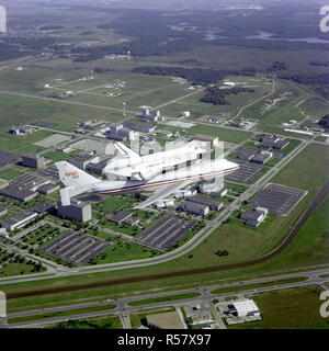 Ansicht der Raumfaehre Challenger auf dem Shuttle Carrier Aircraft (SCA), NASA-905, während seine Rückkehr zum Kennedy Space Center (KSC) und Überführung des Johnson Space Center (JSC) und die Skyline von Houston am Samstag, 9. April 1983. Stockfoto