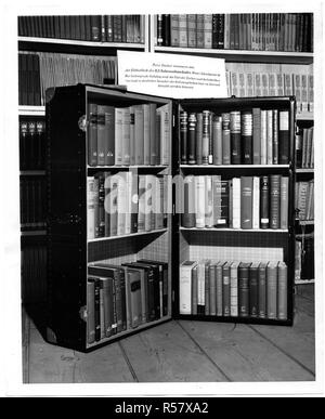 Februar 21, 1952 - Bücher aus innerhalb der fahrende Bibliothek in Wien, Österreich Stockfoto