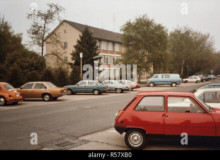 Parkende Autos im Straßenverkehr Bonn Deutschland 1970 s oder 1980 s Stockfoto