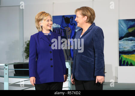 Us-Außenministerin Hillary Rodham Clinton steht mit der deutschen Kanzlerin Angela Merkel, Berlin, Deutschland 8. November 2010. Stockfoto