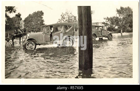 Launceton Tasmanien Hochwasser - zwei Autos in eine überflutete Straße (1929) - - Obligatorische Photo Credit: TAHO Stockfoto