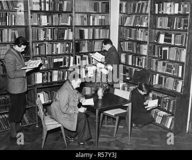 Die große Bibliothek enthält Bücher von jedem Feld und ist eine besondere Attraktion für Studenten in Graz. Stockfoto