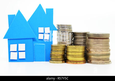 Haus Modell und Stapel von Münzen Stockfoto