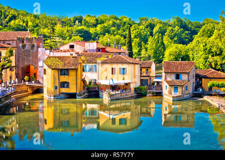 Mincio und idyllischen Dorf Borghetto anzeigen Stockfoto