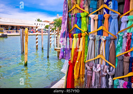 Bunte Seide auf der Strasse von Venedig Stockfoto