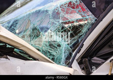 Kaputte Windschutzscheibe bei Autounfall Stockfoto
