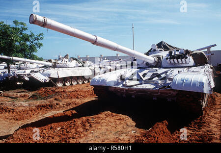 1993 - die Vereinten Nationen Tanks an der Belgischen Compound in Kismayo, Somalia. Die UN-Truppen sind in Somalia zur Unterstützung der Operation weiterhin Hoffnung. Vorderansicht eines T-72 Kampfpanzer mit UN-Kennzeichnung. Stockfoto