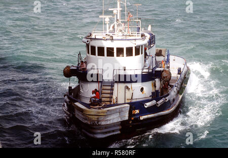 1994 - mogadischu, SOMALIA... 4 Feb 1994 ... UNOSOM II. Ein schubschiff von Houma, Louisiana, die verwendet wird, um die militärische Sealift Command guide gecharterten Schiff mediterranen Himmel. Stockfoto