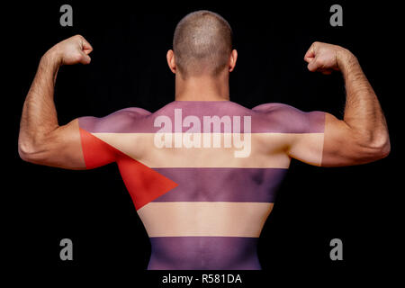 Die Rückseite eines jungen athletischen Mann, der ein T-Shirt mit Flagge Kubas auf einem schwarzen Hintergrund isoliert. Das Konzept der nationalen Stolz und Pa Stockfoto