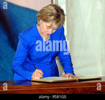 Us-Außenministerin Hillary Rodham Clinton Zeichen buchen Sie am Grab des ehemaligen libanesischen Ministerpräsidenten Rafik Hariri in Beirut, Libanon Kondolenzschreiben Stockfoto