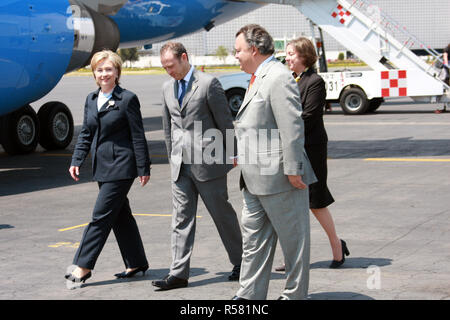 2009 - US-Außenministerin Hillary Rodham Clinton kommt in Mexiko City und ist von der mexikanischen Botschafter in den USA Arturo Sarukhan, Botschafter Francisco del Rio, Direktor des Protokolls und Laden d'Affaires Leslie Bassett begrüßt Stockfoto