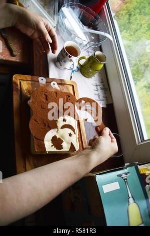 Tiramisu mit Zeichnungen Schablone von Kakao eingerichtet Stockfoto