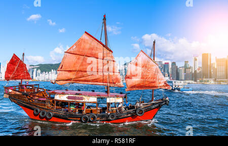 Traditionelle hölzerne Segelboot Segeln im Victoria Harbour Stockfoto