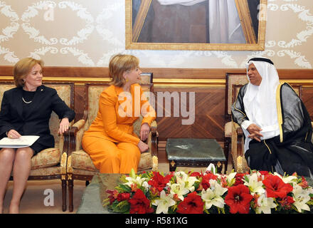 Us-Außenministerin Hillary Rodham Clinton kommt in Kuwait ein Willkommen von Kuwaitische Ministerium für Auswärtige Angelegenheiten Botschafter Ali Al-Sammak (links) und der US-Botschafter in Kuwait Deborah K. Jones (links) Stockfoto