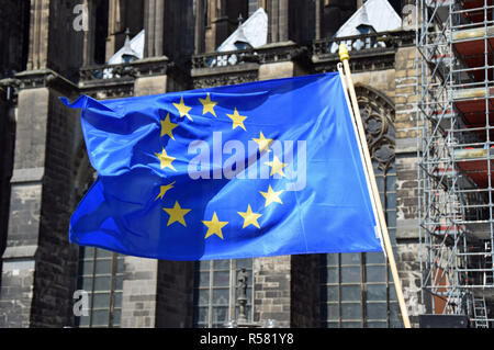 Europäische Flagge vor dem Kölner Dom Stockfoto