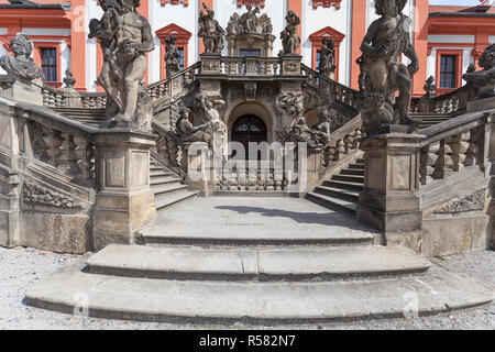 Prag, tschechische Republik - 03.Mai 2017: Troja Palace, Eingang. Es ist eine barocke Schloss Troja, Prag. Im 17. Jahrhundert gebaut, die derzeit das Schloss im Besitz der Stadt Prag Stockfoto