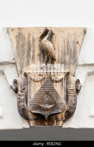 Entlastung auf der Fassade des alten Gebäudes, Reiher, Prag, Tschechische Republik Stockfoto