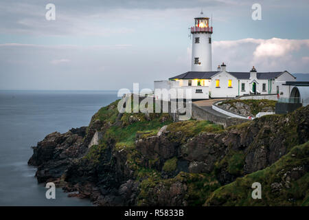 Das ist ein Bild von Fanad Leuchtturm an der nördlichen Küste von Donegal Irland. Das war kurz vor Sonnenuntergang genommen Stockfoto