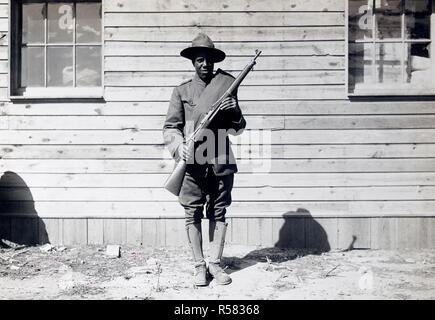 WW ich Fotos - Farbig/Afrikanische amerikanische Truppen - Farbige Mitglied der Telefon und Fernschreiber Bataillon im Camp Upton, Long Island Ca. 1918 Stockfoto