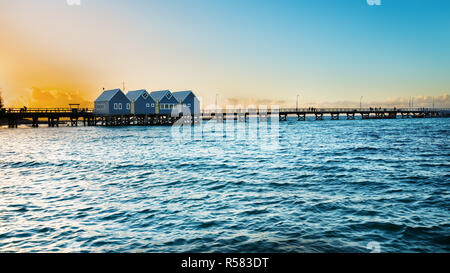 Schönen Sonnenuntergang an der hölzernen Busselton Jetty in Westaustralien - längste Holz gestapelt Jetty in der südlichen Hemisphäre, mit Touristen Silhouetten Stockfoto