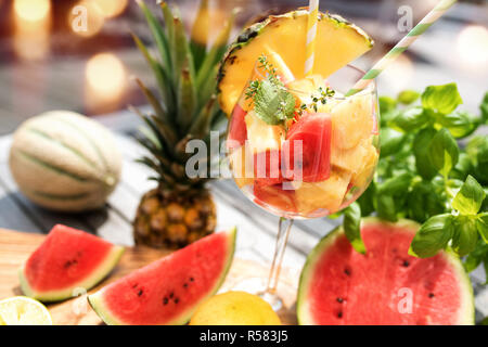 Fruchtcocktail mit Melone und Ananas Stockfoto