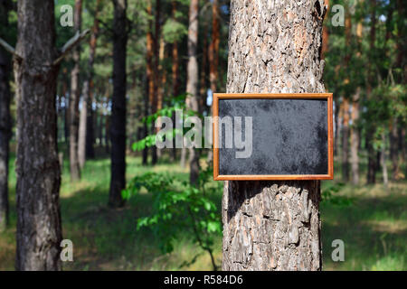 Leere schwarze Kreide Bord hängt an der Amtsleitung Stockfoto