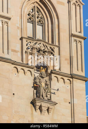 Einen teilweisen Blick auf einen der beiden Türme des Grossmünster Cathedral in der Stadt Zürich, Schweiz. Stockfoto