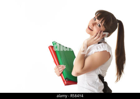 Junge Frau mit Ordnern und Mobiltelefon Stockfoto