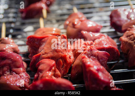 Verschiedene Arten von Fleisch auf dem Grill zubereitet Stockfoto