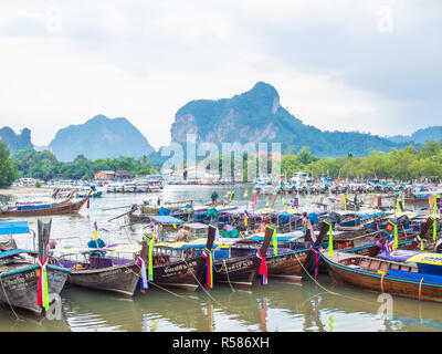 KRABI, THAILAND - NOVEMBER 3, 2018 - Viele traditionelle Reisen long-tail Boote Parkplatz Ao Nang Port mit seascape Hintergrund in Krabi, Thailand. Stockfoto