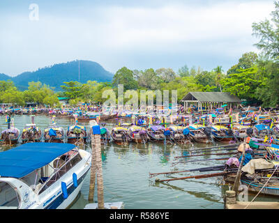 KRABI, THAILAND - NOVEMBER 3, 2018 - Viele traditionelle Reisen long-tail Boote und Luxury Motor Yacht parken Ao Nang Port mit seascape Hintergrund an Kr Stockfoto