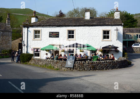 Menschen auf eine Terrasse an der Fox und Hounds Inn und Pub in Starbotton auf die Yorkshire Dales Weg Wanderweg sitzen, Nordengland, Großbritannien Stockfoto