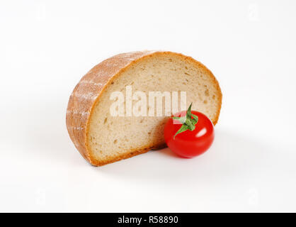 Einen halben Laib Brot und Tomaten Continental Stockfoto