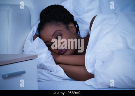 Frau entspannend auf Bett Stockfoto
