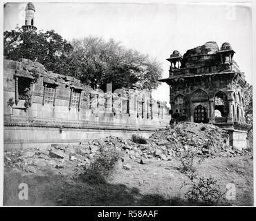 Ansicht schließen. Archäologische übersicht von Indien Sammlungen: Indien. In den 1880ern. In der Nähe von Jami Masjid Eingang und der äußeren Wand des Hofes aus dem Südosten, champaner. Bild von der archäologischen übersicht von Indien Sammlungen berücksichtigt: Indien Office Serie (Band 17: Gujarat). Ursprünglich veröffentlicht im Jahr 1880 hergestellt. . Quelle: OIOC Foto 1000/17 (1850). Autor: Cousens, Henry. Stockfoto