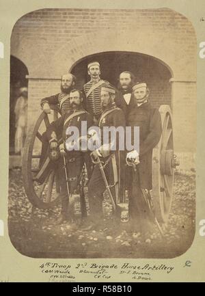 4 Truppe 2. Brigade berittene Artillerie. Die volle Länge Gruppe Porträt der Europäischen Offiziere stellten vor der Kanone. Identifikationen sind wie folgt: Charles Arthur Madan Warde, Henry Girardot, Dr. James Browne, Francis William Stubbs, Charles Vyvyan Cox, Andrew Douie. Album von Porträts der indischen Armee Offiziere und indischen Ansichten. c. 1860. Eiweiß drucken. Quelle: Foto 31/01 (16). Sprache: Englisch. Autor: Unbekannt. Stockfoto
