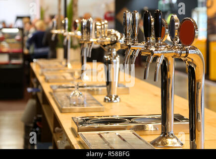 Viele Bier Taps aufgereiht auf der Zähler von einem Pub Stockfoto