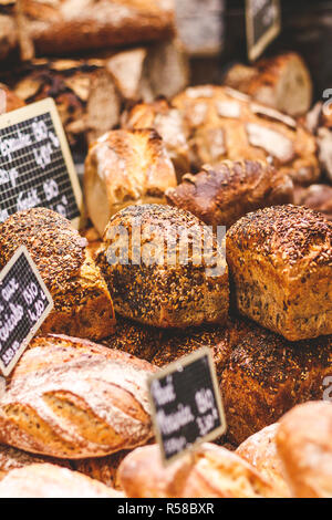 Laibe Brot auf ein Schaufenster in eine französische Bäckerei. Stockfoto