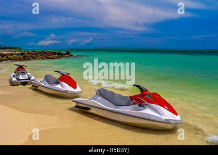 Jet Ski warten für Reiter am Ufer an einem tropischen Strand in Freeport Bahamas Stockfoto