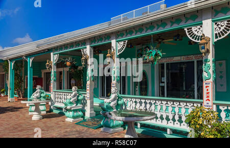 Freeport, Grand Bahama Island, Bahamas - September 22, 2011: Geschäfte an der bunten Port Lucaya durch den Jachthafen, ein internationaler Stil Markt konzentrieren Stockfoto