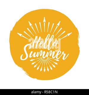 Hallo Sommer Label. Font mit der Bürste. Sommer und Strand Abzeichen. Vector Illustration Symbol mit Sunburst. Stock Vektor