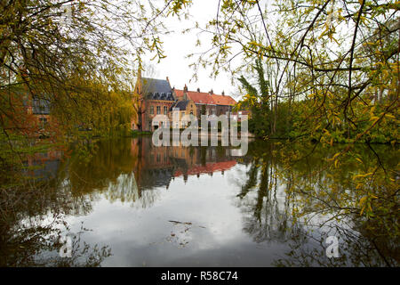 See der Liebe mit mittelalterlichen Burg in Brügge, Belgien Stockfoto