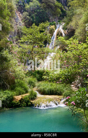 Natürlicher Wasserfall und See im Polylimnio Bereich. Griechenland Stockfoto