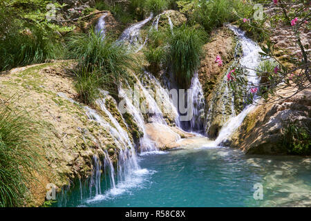 Natürlicher Wasserfall und See im Polylimnio Bereich. Griechenland Stockfoto